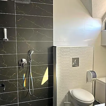 Hotel Adeti 2*
